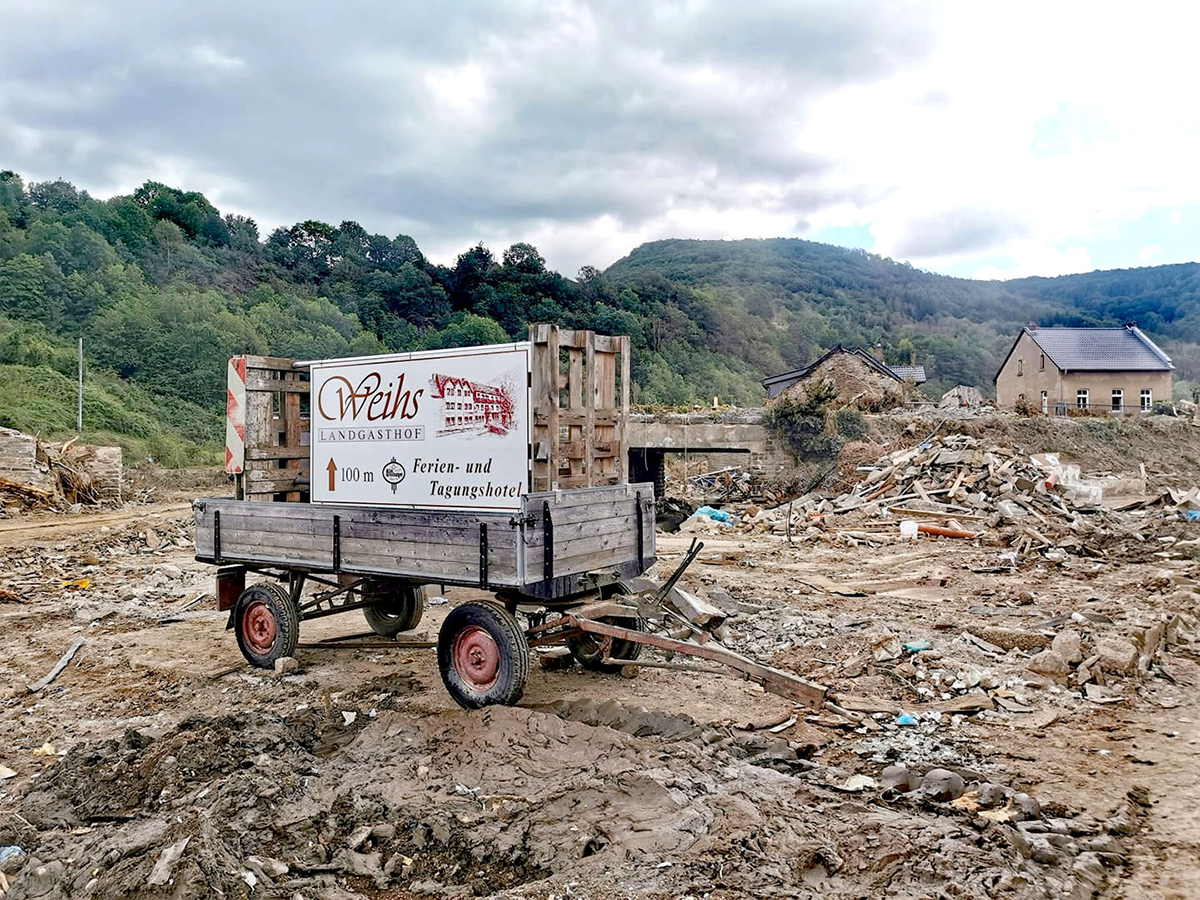 Sommer 2021, Anhänger mit Schild des Landgasthof Weihs, inmitten von Geröll.
