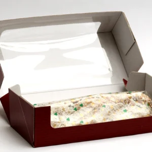 Weit geöffneter Karton in dem der in Klarsichtfolie verpackte Weihs-Stollen liegt.